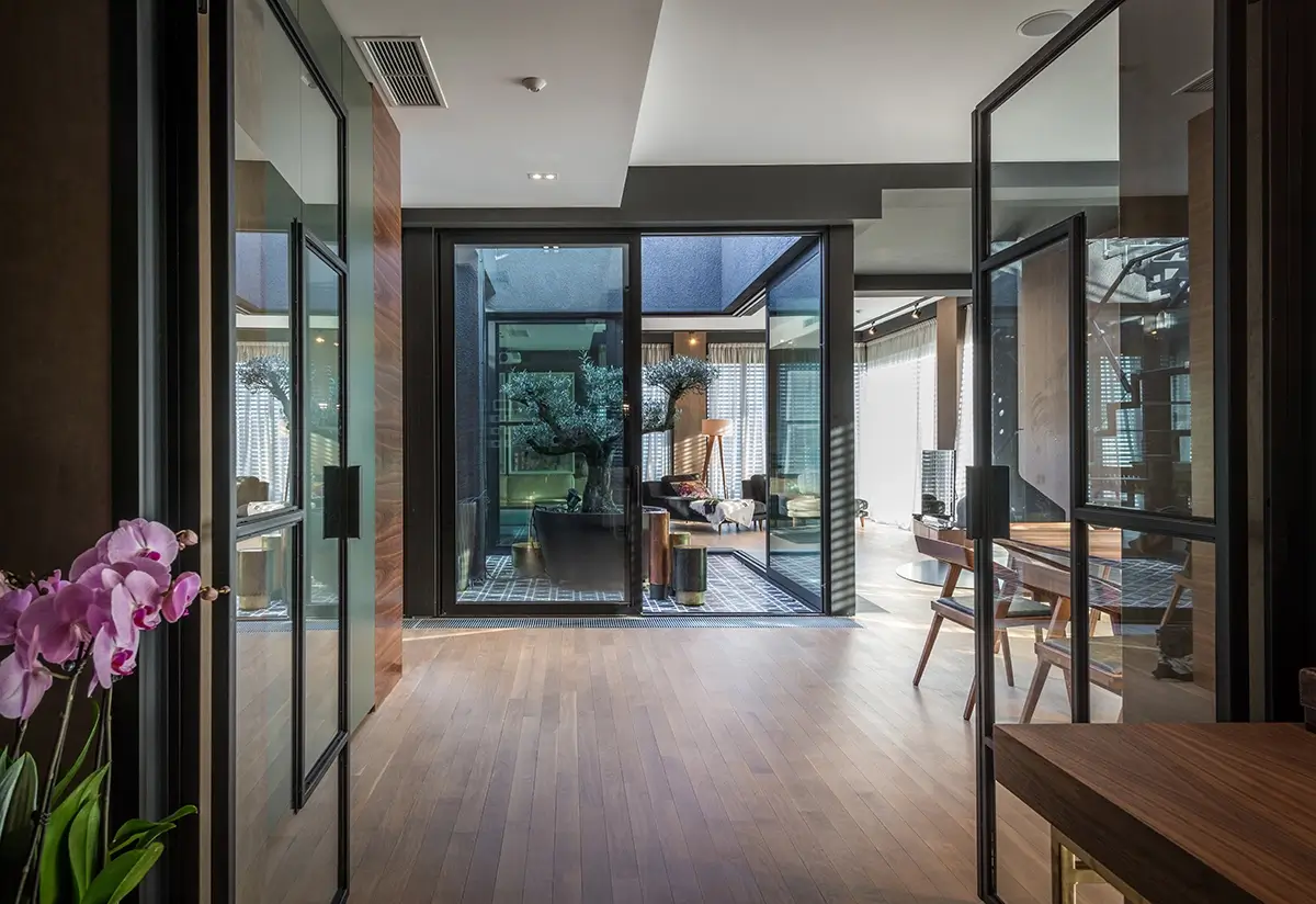 Emergency glass repair — glazier on site in Melbourne
